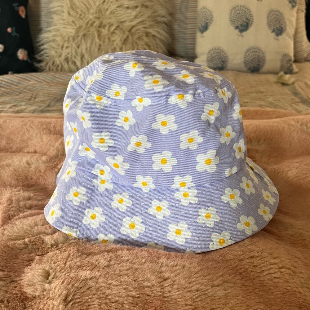 NWOT Ulta Purple Daisy Bucket Hat